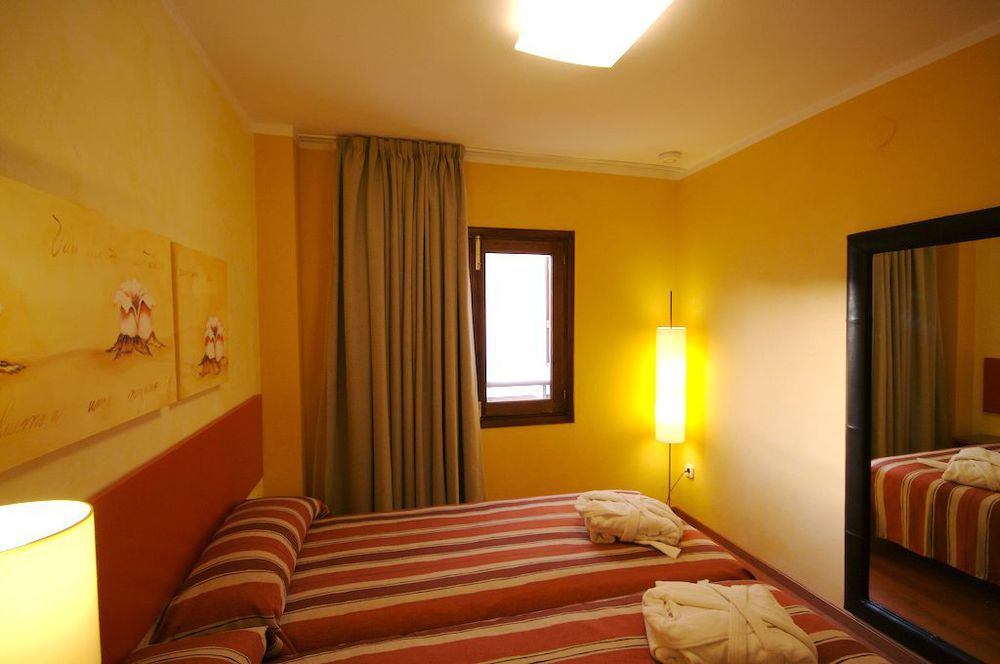 Apartamentos Parot Quality Санта Еулалия дел Рио Екстериор снимка