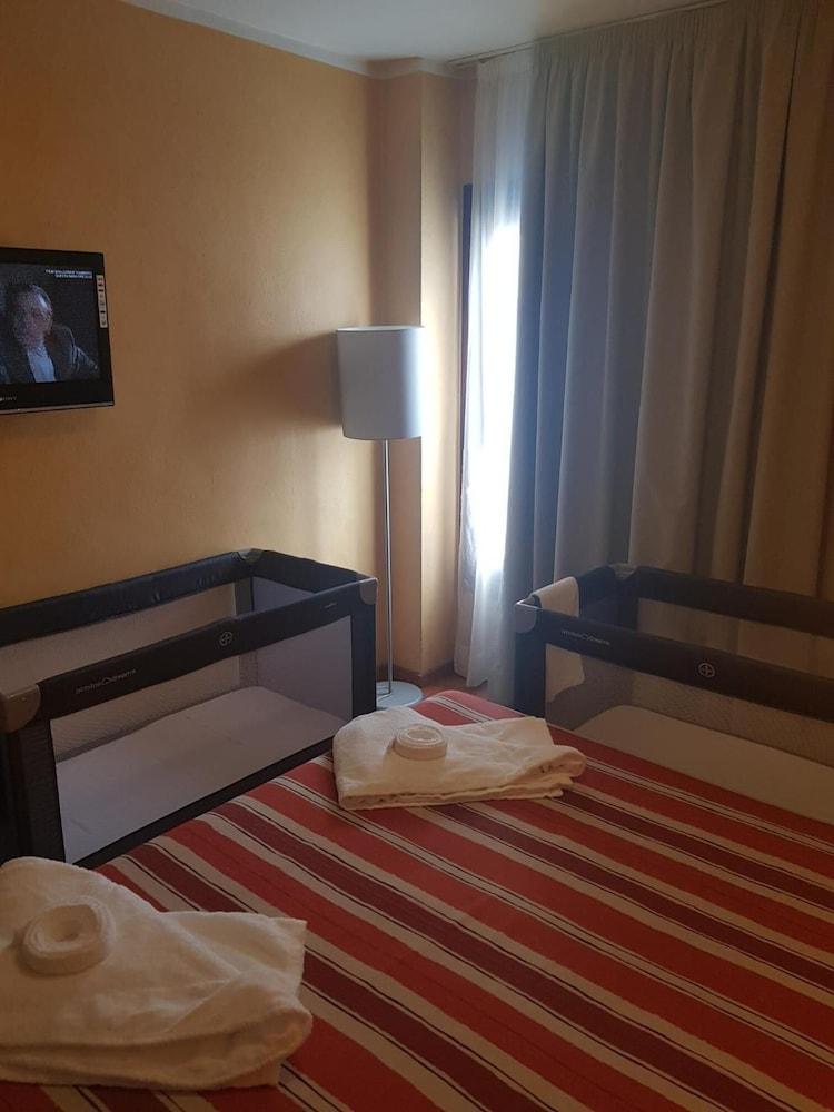 Apartamentos Parot Quality Санта Еулалия дел Рио Екстериор снимка